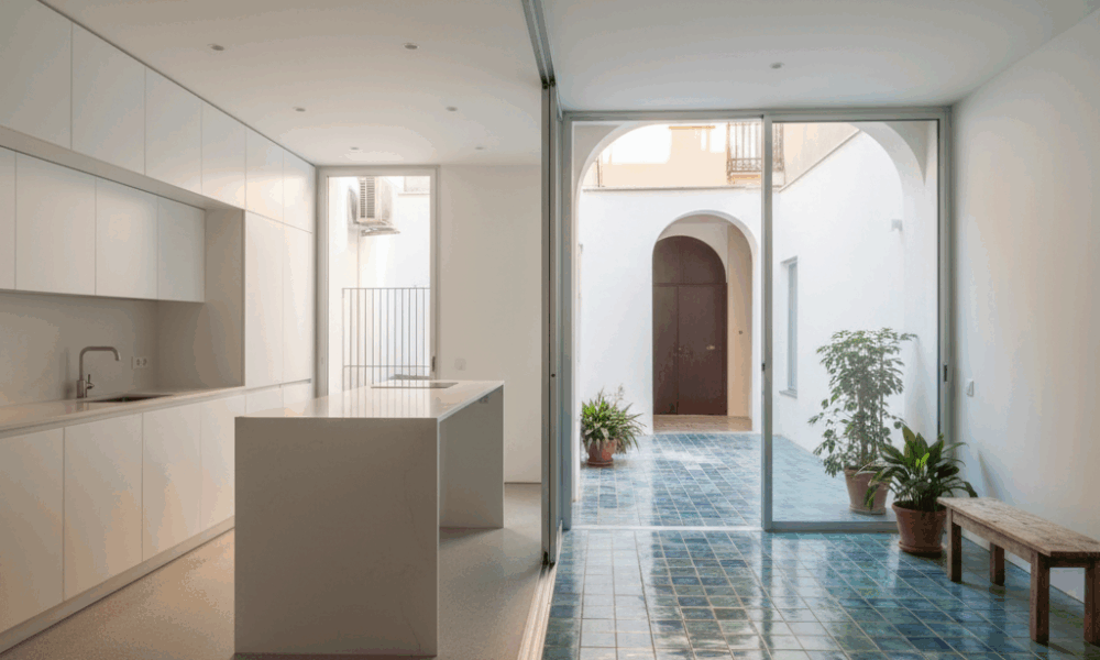 découvrez la maison de mireia et toni, conçue par vora et toni riba, un hommage à la finesse architecturale où l'élégance rencontre la fonctionnalité, avec la participation de joan et laia.