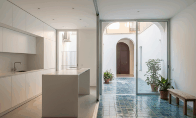 découvrez la maison de mireia et toni, conçue par vora et toni riba, un hommage à la finesse architecturale où l'élégance rencontre la fonctionnalité, avec la participation de joan et laia.